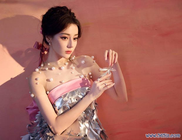 迪丽热巴演绎银色珍珠长裙 盘发造型优雅甜好意思