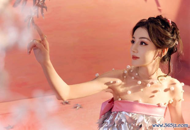迪丽热巴演绎银色珍珠长裙 盘发造型优雅甜好意思