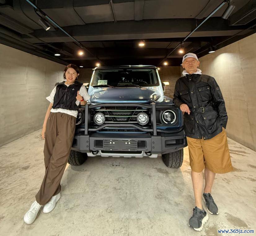 68岁葛优买80万越野车，与好意思女亲切合影，打扮年青精神佳
