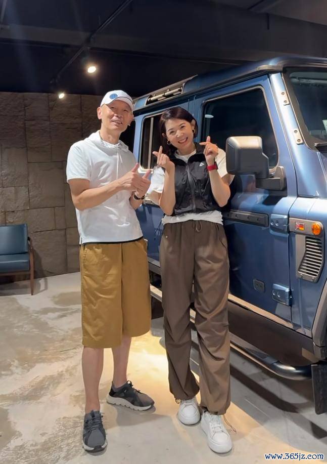 68岁葛优买80万越野车，与好意思女亲切合影，打扮年青精神佳